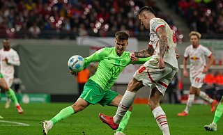 Wolfsburgs Kilian Fischer (l.) bekommt den Ball im Strafraum an die Hand. - Jan Woitas/dpa