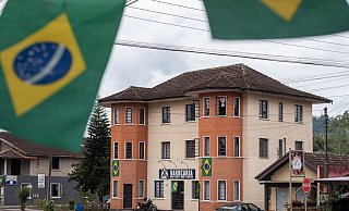 Die brasilianische Flagge, einst Symbol für die Freundschaft zwischen Deutschland und Brasilien, steht in Pomerode für die Unterstüztung der aktuellen Regierung von Präsident Bolsonaro. - Henry Milleo/dpa