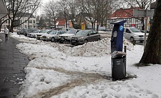 Die Stadt besteht auf ihre Parkgebühren, obwohl die Automaten wie hier an der Berliner Straße schwer zu erreichen sind. - Frank-Michael Kiel-Steinkamp