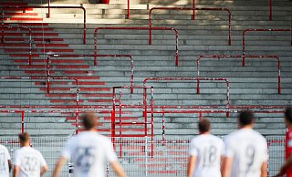 Insgesamt 18.000 Stehplätze gibt es im Stadion An der Alten Försterei. - Hannibal Hanschke/Reuters-Pool/dpa