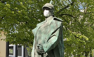 Mit Corona-Schutzmaske: Bismarck am Oberntorwall - NW-Archiv
