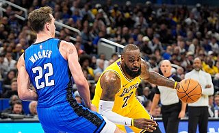 Im Duell mit den ganz Großen wie LeBron James: Franz Wagner. - John Raoux/AP/dpa