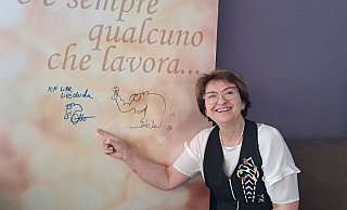 Elisabet Chiesurin vom Eiscafé Venezia in Werther kennt Otto Waalkes schon seit vielen Jahren. Nun hat er sich bereits zum zweiten Mal mit einem Ottifanten an ihrer Wand verewigt. - Silke Derkum-Homburg