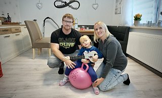 Angela und Lucas Gesel mit ihrer dreijährigen Tochter Chayenne. Um sie zu betreuen, wird wahrscheinlich ein Elternteil bald seinen Job aufgeben. - Peter Unger