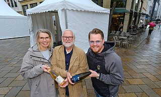 Kerstin Deppe (,,Deppe & Co.") und Dominik Stollberg (r.) bei Übernahme des Weinstands von Gerhard Klocke. - Andreas Zobe