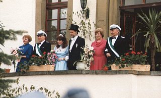 1986 errang Theo Elberich (4. v. l.) erstmalig die Königswürde. Liesel Lange (v.l.), Theo Lange, Ursula Elberich, Mia Brecker und Alfons Brecker bildeten damals den Hofstaat in der Schützengilde Born-Münsterbrock. - Repro: Theo Elberich