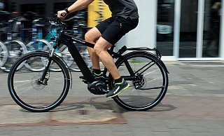 Ein Pedelec-Fahrer ist von einem Auto übersehen worden. (Symbolbild) - Robert Becker