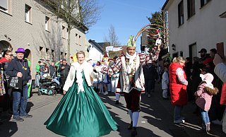 Das Prinzenpaar Uta Klare und Alexander Hannibal sorgt beim Rosenmontagsumzug in Steinheim für gute Stimmung. - David Schellenberg