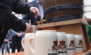 Mit einem Fassanstich wird der Michaelismarkt in Brakel eröffnet. - Burkhard Battran Mit einem Fassanstich wird der Michaelismarkt in Brakel eröffnet. - Burkhard Battran