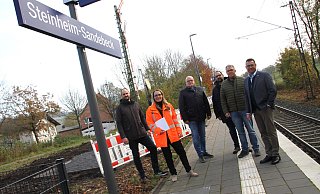 Haben jüngst den Fortschritt der Modernisierungsmaßnahmen begutachtet: Alexander Rauer (Stadt Steinheim, v. l.), Bahnhofsmanagerin Claudia Heck, der Sandebecker Reinhard Rulle (UWG), Ivan Kurtovic (NWL), Matthias Otto (Bezirksausschussvorsitzender, CDU) und Bürgermeister Carsten Torke. - Madita Schellenberg