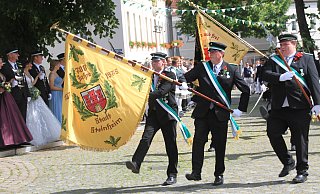 Die Fahne ist ein wichtiges Symbol beim Schützenfest und wird oft bei Prozessionen und anderen Veranstaltungen vom Fahnenträger getragen. - Madita Schellenberg