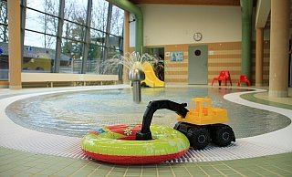 Im Kinderbecken des Nieheimer Kombibades im Innenbereich. Es soll mit der Sanierung mit dem Außenbereich verbunden werden. - David Schellenberg/Archiv