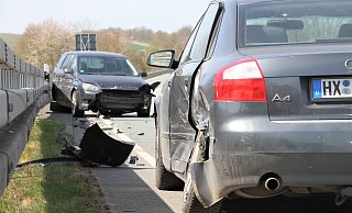 Audi (vorn) und Ford waren nach der Kollision auf der B64 nicht mehr fahrbereit. - David Schellenberg