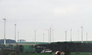 Schon jetzt müssen sich die Bredenborner viele Windräder rund um ihr Dorf anschauen. Und es werden noch deutlich mehr. - Madita Schellenberg