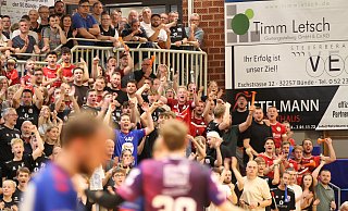 Ausnahmezustand in der Markthalle: Die Anhänger der Gastgeber, darunter die Fußballer des Bünder SV, mussten um den Sieg im Derby bangen, als er feststand, brachen alle Dämme. - Andreas Gerth