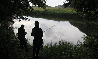 Fischwilderer sind nicht nur bei Dunkelheit unterwegs. Das stellten jetzt ein Fischereiaufseher und ein Jagdpächter an der Else fest. - Meiko Haselhorst