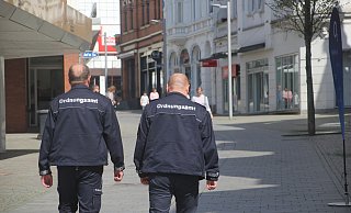 Mitarbeiter vom Ordnungsamt Bünde gehen in der Eschstraße auf Streife. - Archivfoto: Florian Weyand
