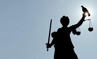ARCHIV - Eine Taube hat am 14.04.2009 auf der Justitia, die den Gerechtigkeitsbrunnen auf dem Römerberg in Frankfurt am Main ziert, Platz genommen. Wer sich in einem Zivilprozess vor Gericht streitet, kann die Kosten als außergewöhnliche Belastung von der.Steuer absetzen. Das hat der Bundesfinanzhof (BFH) in München am Dienstag entschieden und damit seine bisherige Rechtsprechung geändert (Az: VI R 42/10). - picture alliance / dpa