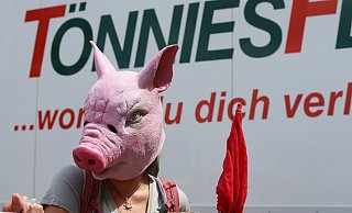 In Gütersloh wird vor dem Werkstor von Tönnies demonstriert. Auch Bürger im Kreis Herford bekommen die Auswirkungen des Corona-Gaus zu spüren. - (Symbolbild): Patrick Menzel