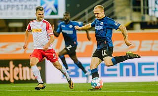 SCP-Torjäger Sven Michel (r.), der hier gegen den Regensburger Benedikt Saller zum Abschluss kommt, zeigte einmal mehr eine gute Leistung. Doch auch ihm fehlte am Freitag das Schussglück. - Besim Mazhiqi