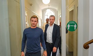 Sebastian Hille (l.) und Arminia Bielefelds kaufmännischer Geschäftsführer Christoph Wortmann verlassen gemeinsam das Arbeitsgericht in Bielefeld. - Andreas Zobe