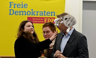 Der Schaum traf FDP-Chef Christian Lindner mitten ins Gesicht. - Stefan Sauer/dpa