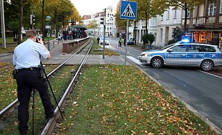 Die Bielefelder Polizei nimmt Spuren nach dem Vorfall an der Haltestelle Landgericht auf. - Jens Reichenbach