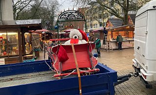 Abreise: Der Bär auf dem Pferdeschlitten wird ein paar Minuten später abtransportiert. Die meisten Schausteller begannen am Montag bereits mit dem Abbau des Weihnachtsmarktes. Zunächst wurden leicht demontierbare Teile abgeschraubt und zurück ins Lager gebracht. - Jobst Lüdeking