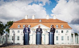 Bundeskanzler Olaf Scholz (SPD), Wirtschaftsminister Robert Habeck (Grüne) und Finanzminister Christian Lindner (FDP) geben am 31.08.2022 vor dem Schloss Meseberg eine Pressekonferenz. - Kay Nietfeld/dpa
