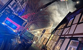 In der Hinteren Straße in Holzminden löscht die Feuerwehr ein in Brand geratenes unbewohntes Fachwerkhaus. - Svenja Ludwig