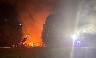 In voller Ausdehnung brennt das Gebäude in der Kleingartenanlage Balhorner Feld. - Feuerwehr Paderborn