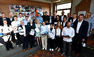 Mit Urkunden und Präsenten werden die 26 frischgekürten Gesellinnen und Gesellen für ihre hervorragenden Prüfungsleistungen von Vertretern der Kreishandwerkerschaft Höxter-Warburg im Foyer des Kolping-Berufsbildungswerkes ausgezeichnet. - Kreishandwerkerschaft Höxter-Warburg