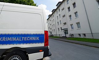 Eine Mordkommission ermittelt wegen eines Tötungsdelikts in Paderborn-Elsen. Am Montag war die Kriminaltechnik zur Spurensicherung am Tatort. - Ralph Meyer