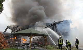 Zu dem Großbrand einer Maschinenbaufirma in Hüllhorst-Schnathorst im Mai 2021 wurden mehr als 100 Einsatzkräfte aus dem gesamten Kreisgebiet gerufen. - Archivfoto: Klaus Frensing