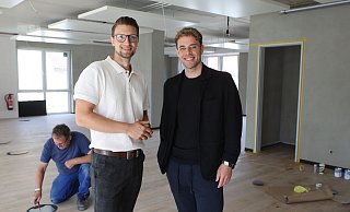 Noch sind die neuen Räumlichkeiten Baustelle. Doch Inhaber Daniel Koberstein (l.) und Studioleiter Marco Grotemeyer sind zuversichtlich, dass sie Mitte August Eröffnung feiern können. - Nicole Sielermann