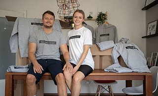 Eine Wohnung wird zum Lagerraum: Leslie und Jannis Johannmeier zwischen den Kartons mit den Shirts, die sie zu Gunsten der Tochter des verstorbenen Sebastian Kopschek verkaufen. - Privat