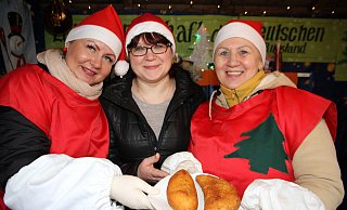 Beljasch (Hefetaschen gefüllt mit Hackfleisch) und selbstgebackenen Pirogen sind sehr beliebt. Julia (v. l.), Natali Hagelganz und Anna Gordeev präsentieren die Leckerein. - Johannes Büttner
