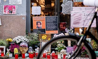 Auch Monate nach den tödlichen Schüssen hinterlassen Menschen am Tatort Blumen, Kerzen und Nachrichten im Gedenken an Lorenz. - Hauke-Christian Dittrich/dpa