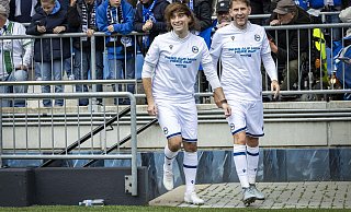 Aus dem Spielertunnel auf den Alm-Rasen: Guido Lohmann (r.) und Valentin Scharf. - Sarah Jonek Aus dem Spielertunnel auf den Alm-Rasen: Guido Lohmann (r.) und Valentin Scharf. - Sarah Jonek