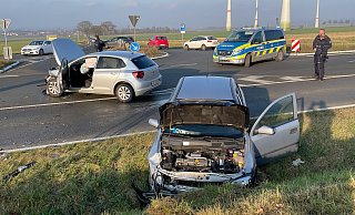 Im Einmündungsbereich der Straße Im Knick auf die Bundesstraße 64 kollidierten zwei Fahrzeuge. Dabei wurden beide Fahrer verletzt. - Ralph Meyer