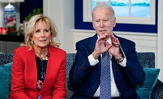 US-Präsident Joe Biden und First Lady Jill Biden sprechen per Telefonkonferenz mit dem NORAD Tracks Santa Operations Center. - Foto: Carolyn Kaster/AP/dpa