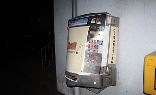 Völlig zerstört: Der in der Nacht gesprengte Automat am Brakeler Bahnhof. Er ist inzwischen abgebaut. - Polizei