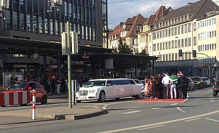 Auch in OWL stören immer mehr Hochzeitskorsos den Verkehr - wie hier in Bielefeld am Jahnplatz. - NW