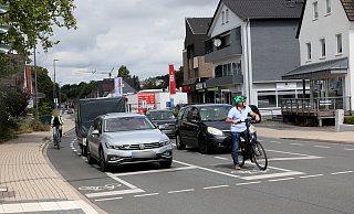 Die Linksabbiegerspur für Radfahrer zwischen Autos ist manchem Radler nicht geheuer. - Frank-Michael Kiel-Steinkamp