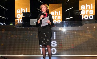 Die Vorstandsvorsitzende Stella Ahlers bewies bei ihrer Ansprache Mut zur (roten) Farbe und trug entsprechende Schuhe. - Frank-Michael Kiel-Steinkamp