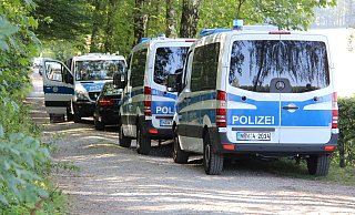Etwa 100 Polizisten durchkämmten Waldgebiete nahe Borgentreich-Natzungen, sie sind auf der Suche nach versteckten Waffen. - David Schellenberg