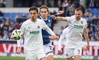 Arminia Bielefelds Mittelstürmer Roberts Uldrikis (Mitte) kam vor dem Tor einfach nicht durch. - Oliver Krato