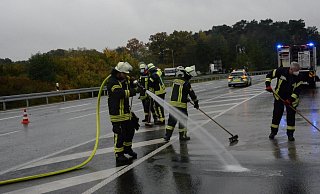 Die Feuerwehr säubert die Fahrbahn der Oerlinghauser Straße von Betonresten. - Andreas Eickhoff