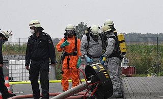 Die Feuerwehrleute konnten nur unter Vollschutzanzügen arbeiten. - Andreas Eickhoff