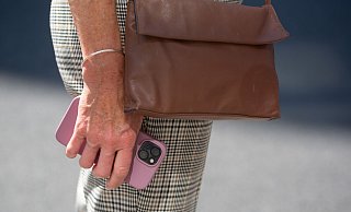 Immer wieder werden Passanten in London die Smartphones aus der Hand gerissen. (Symbolbild) - Fernando Gutierrez-Juarez/dpa